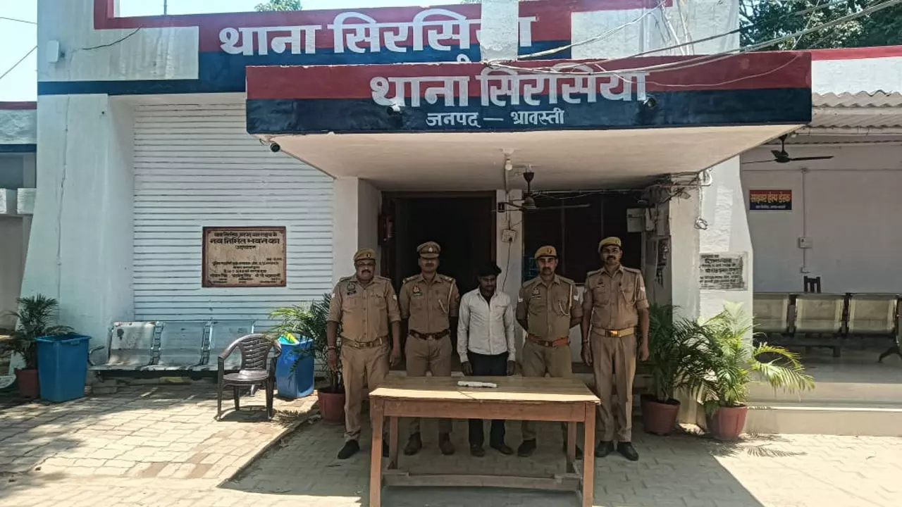 Shravasti News: 10 हजार का पुरस्कार घोषित, फरार आरोपी अवैध तमंचे और कारतूस के साथ गिरफ्तार