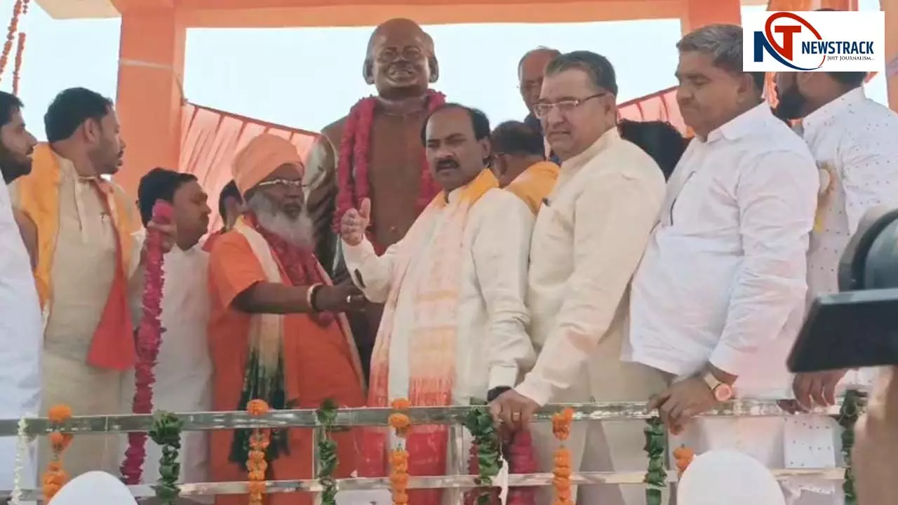 Etah News: एटा में हुआ रामभक्त पूर्व मुख्यमंत्री बाबू कल्याण सिंह की प्रतिमा का अनावरण