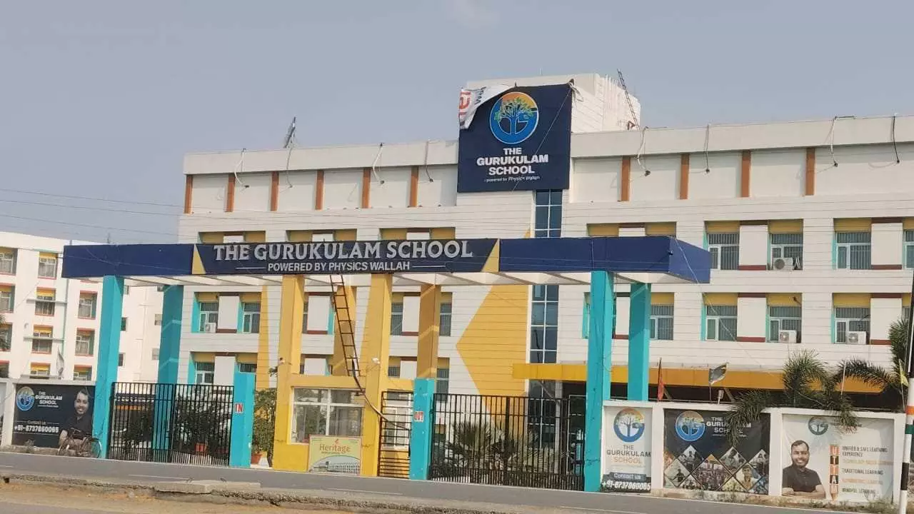 Chandauli News: फिजिक्स वाले का गुरुकुलम बंद करने का जारी हुआ निर्देश, अभिभावकों में बढ़ी चिंता