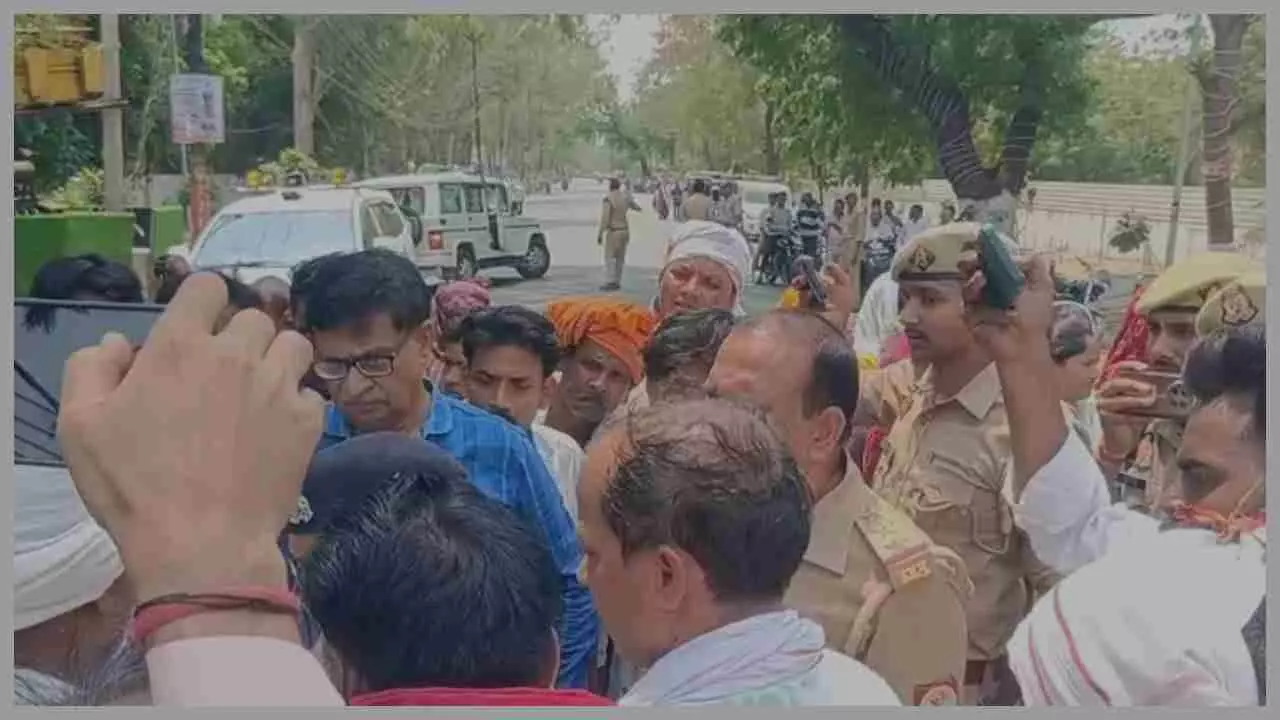 Jalaun News: युवक की मौत मामले में कार्यवाही न होने पर भड़के परिजनों ने लगाया जाम
