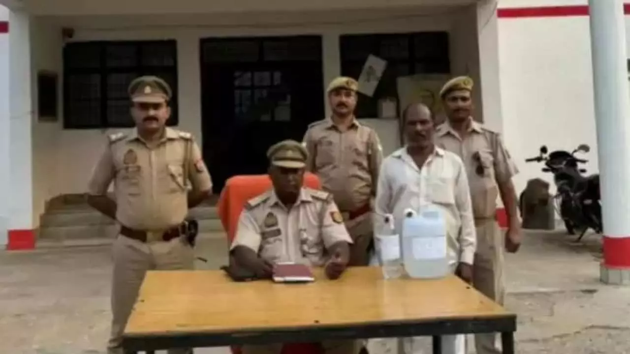 Chandauli News: चकरघट्टा पुलिस का अवैध शराब पर शिकंजा, पांच लीटर कच्ची शराब के साथ एक गिरफ्तार