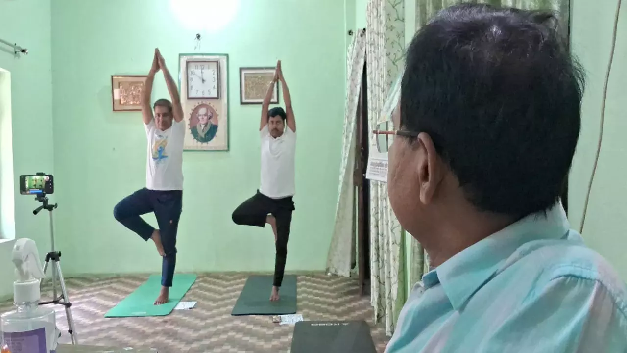 Gorakhpur News: स्वास्थ्य विभाग ने आयुष विभाग से सीखा योग का मंत्र, जन जन तक पहुंचाएंगे संदेश