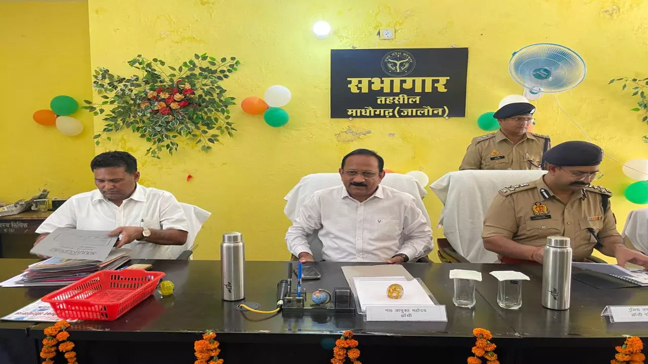 Jalaun News: जालौन मंडलायुक्त व डीआईजी ने माधौगढ़ तहसील का किया औचक निरीक्षण, दिए दिशा निर्देश 