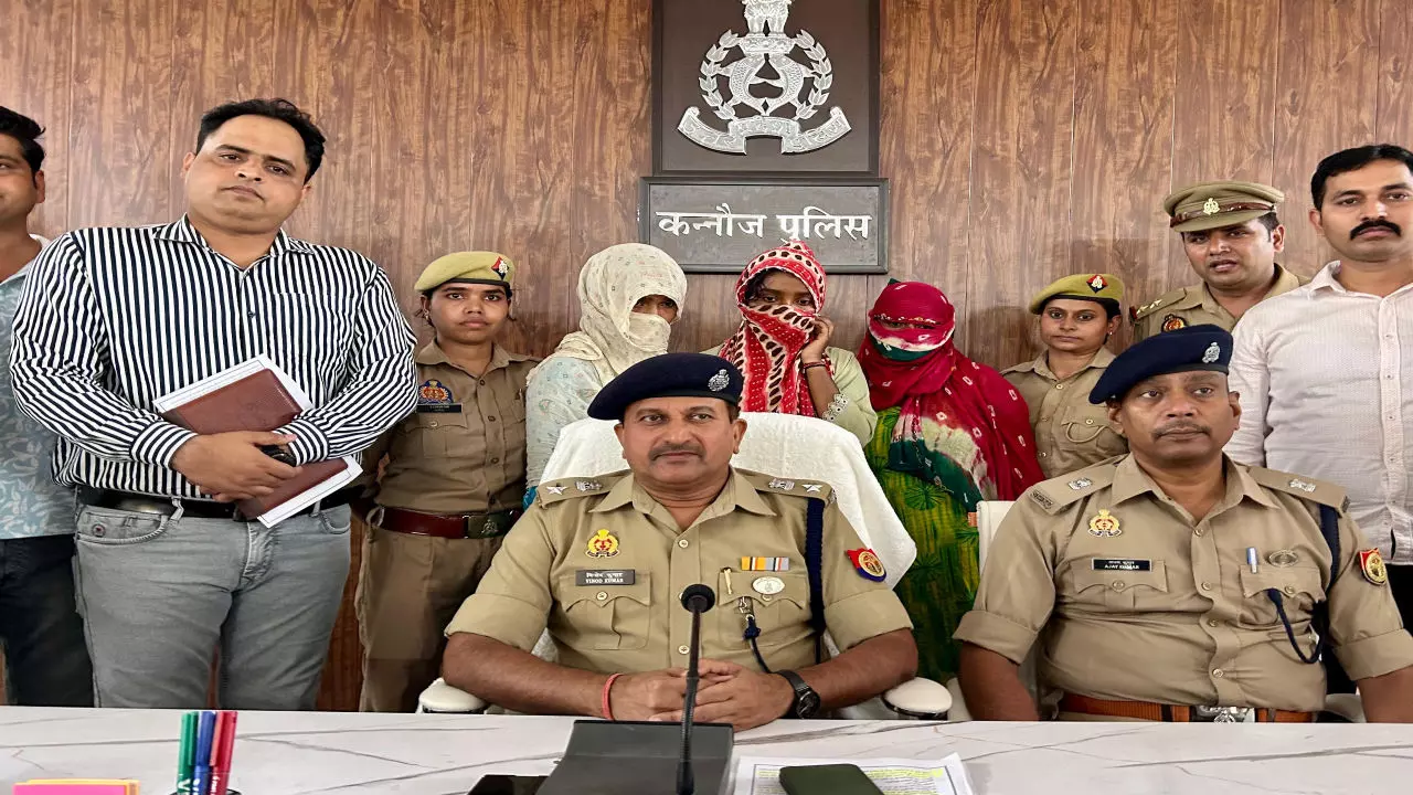 Kannauj News: पुलिस ने पकड़ा शातिर महिलाओं का गैंग‚ ई–रिक्से में बैठे राहगीरों से करती थी टप्पेबाजी