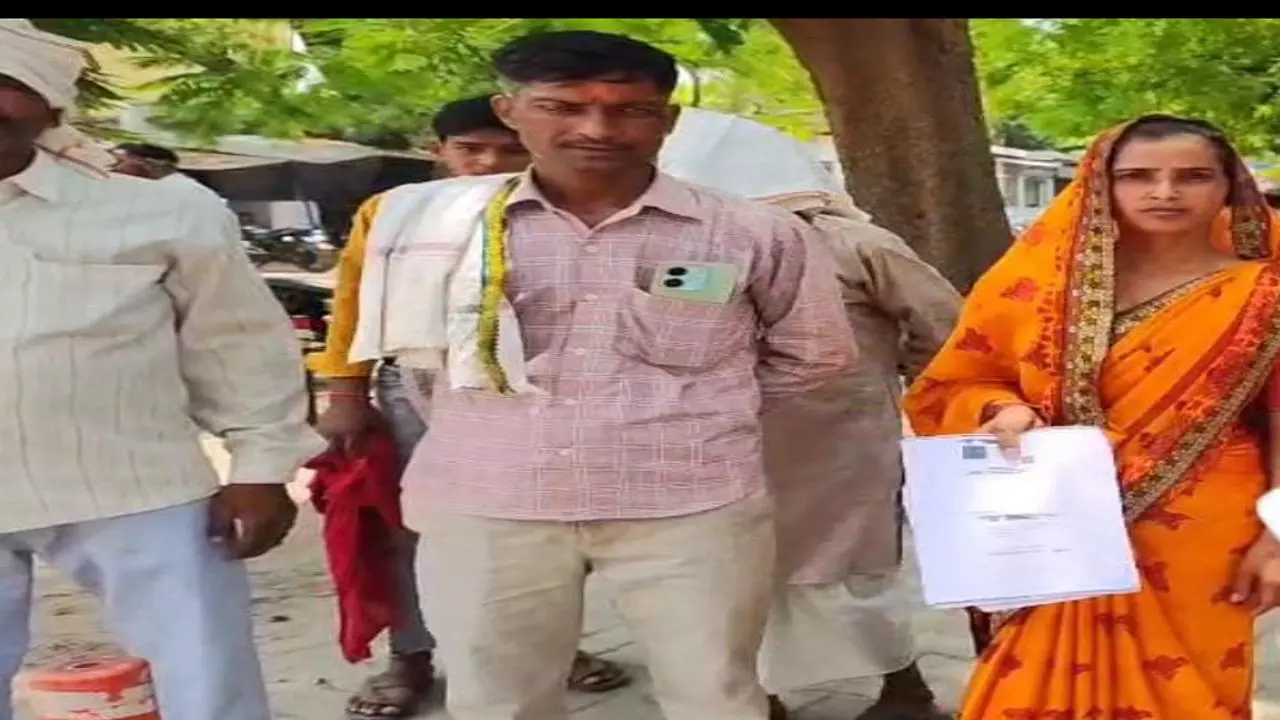 Etah News: पहली पत्नी के रहते पति ने रचाई दूसरी शादी, न्याय की गुहार लेकर एसएसपी कार्यालय पहुंची पीड़िता