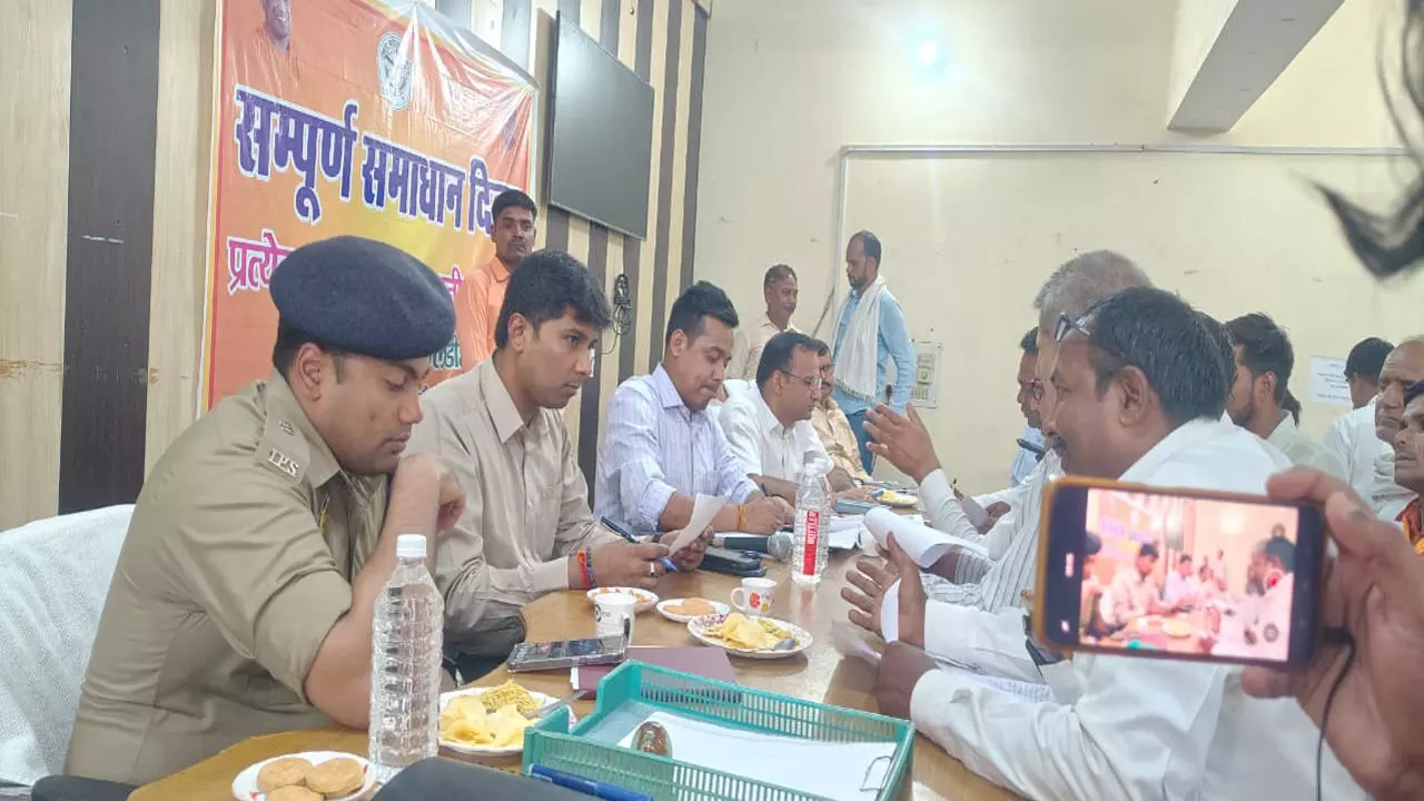 Chandauli News: सीडीओ आर. जगत सांई का एक्शन: विकास कार्यों की प्रगति पर ज़ोर, तहसील दिवस में सुनी जन शिकायतें