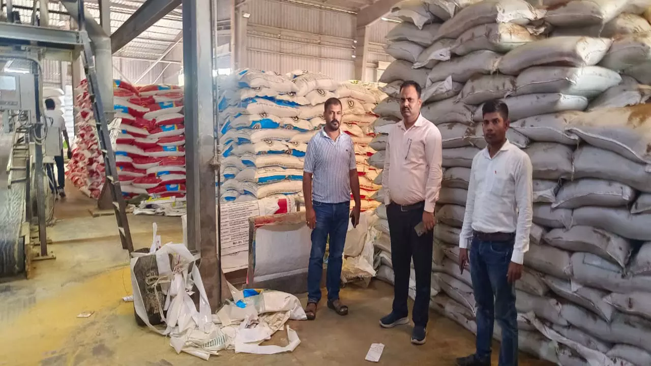 Chandauli News: चंदौली में औद्योगिक इकाइयों पर बड़ी कार्रवाई: यूरिया के अवैध इस्तेमाल की जांच, मचा हड़कंप
