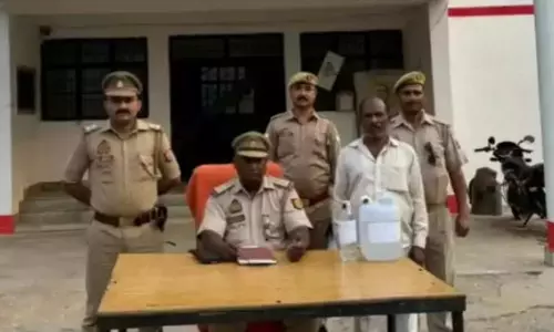Chandauli News: चकरघट्टा पुलिस का अवैध शराब पर शिकंजा, पांच लीटर कच्ची शराब के साथ एक गिरफ्तार
