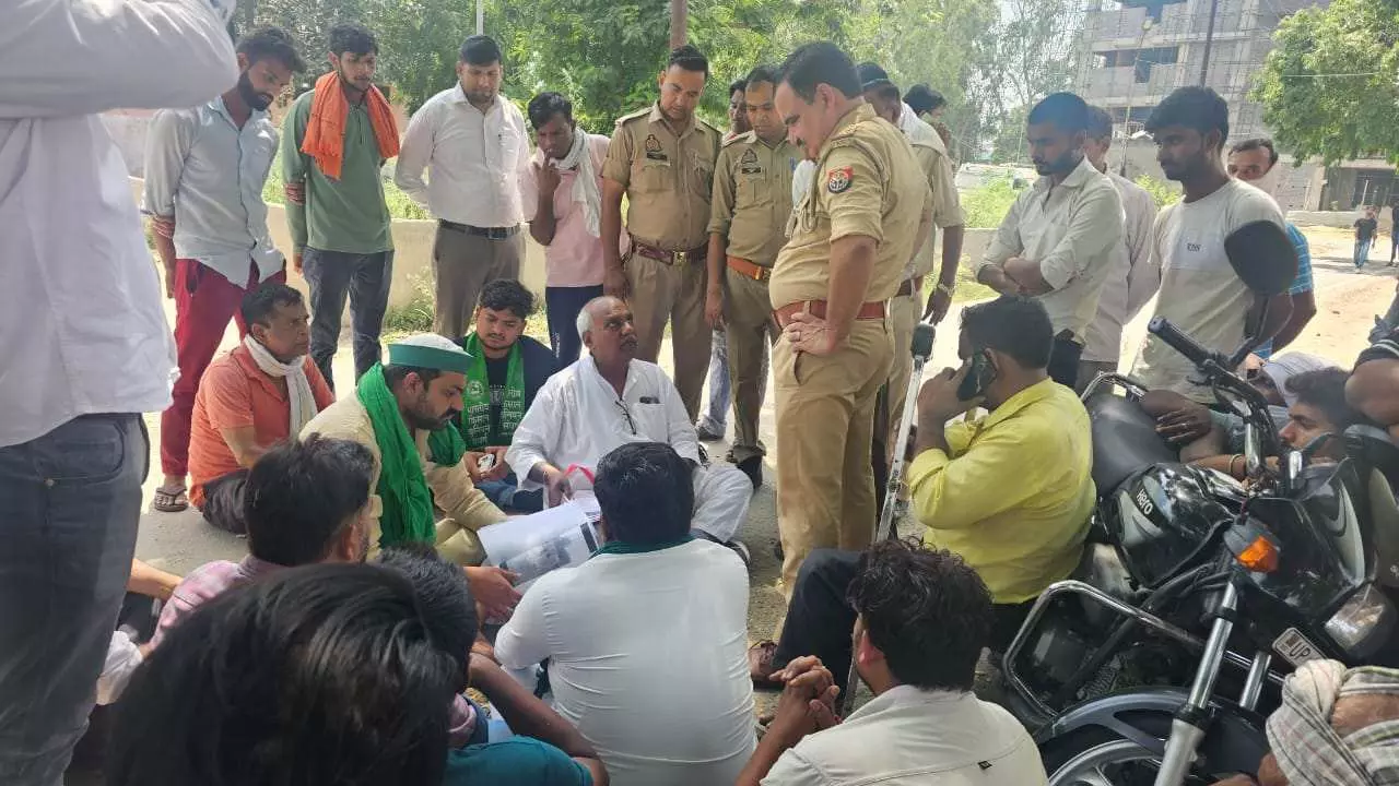 Meerut News: किसान की मौत पर मेरठ में हंगामा, शव रखकर कलक्ट्रेट में धरना, मुआवजे की मांग पर देर शाम बनी सहमति