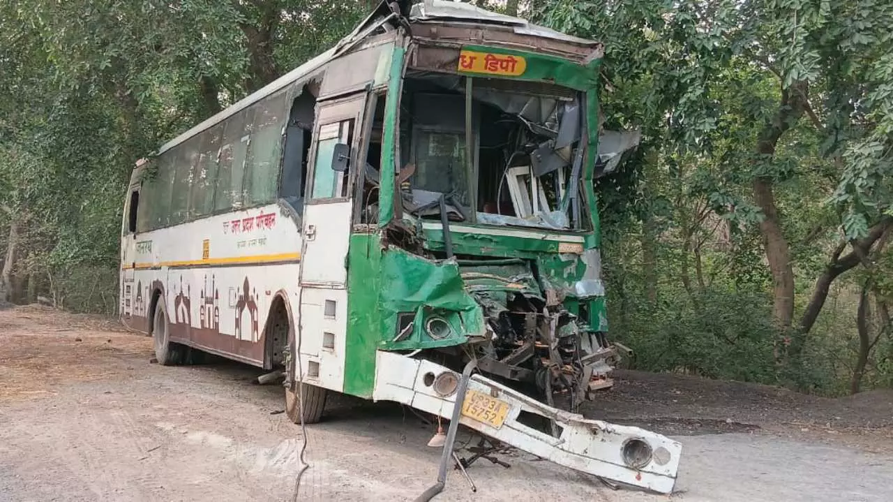 Barabanki News: बाराबंकी में दिल दहला देने वाला हादसा: तेज रफ्तार बस खड़े ट्रक से टकराई, चीखों से गूंज उठा हाईवे, दर्जनों घायल