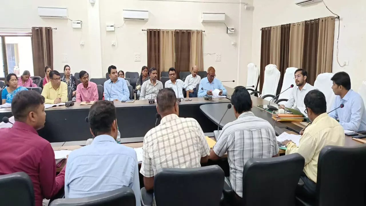 Chandauli News: जिलाधिकारी ने ग्रामीण विकास कार्यों में तेजी लाने के दिए निर्देश, पंचायत भवनों को नियमित रूप से खोलने का आदेश