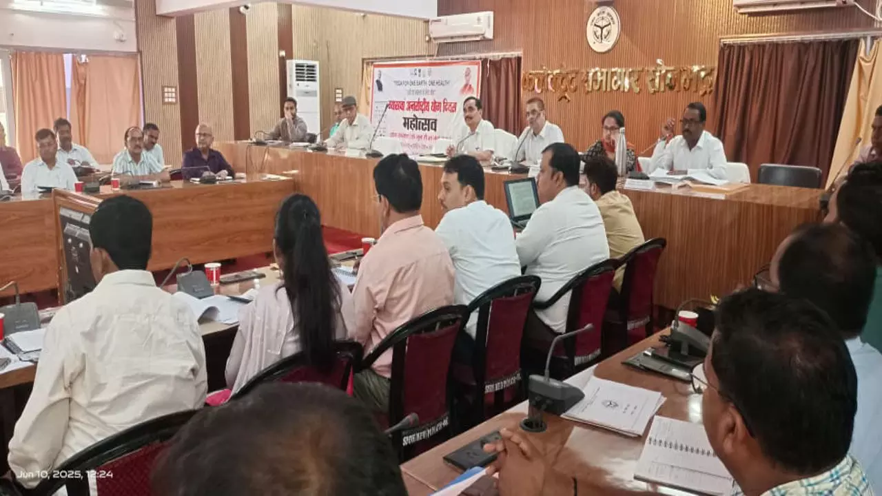 Sonbhadra News: सहजन के बारे में जानकारी नहीं दे पाए जिला कार्यक्रम अधिकारी! मंडलायुक्त ने दिए चेतावनी पत्र के निर्देश, गो आश्रम स्थलों की सीसीटीवी कैमरे से निगरानी की हिदायत
