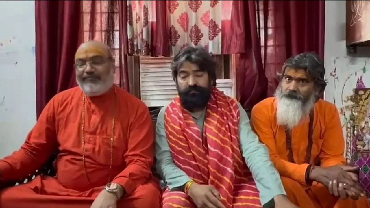 Meerut News: हिंदू धर्माचार्य यति नरसिंहानंद गिरी का योगी सरकार के अधिकारियों पर गंभीर आरोप, हिंदू कार्यकर्ताओं के दमन पर जताई चिंता