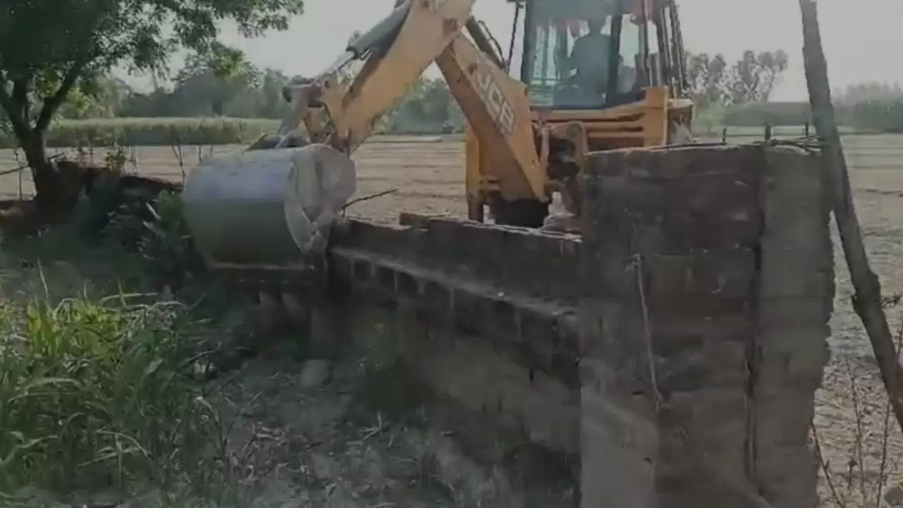 Unnao News: उन्नाव के बांगरमऊ में खेल मैदान से हटाया गया अवैध कब्जा, चला बाबा का बुलडोजर, प्रशासन ने की बड़ी कार्रवाई
