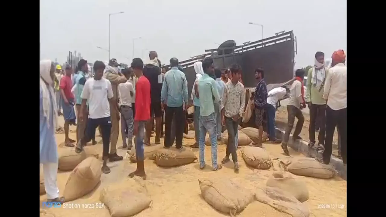 Fatehpur News: तेज रफ्तार टैंकर ने पिकअप गाड़ी में मारी टक्कर, किसान की दबकर मौत, चालक घायल