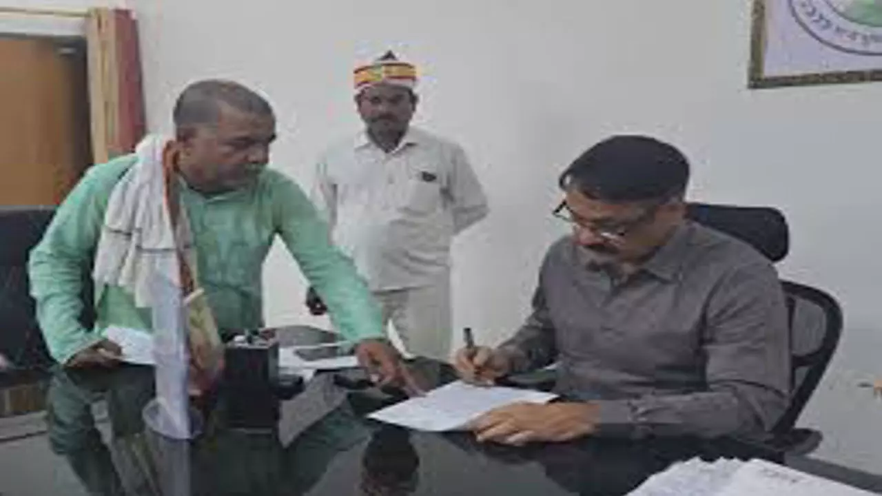 Sant Kabir Nagar News: जिला पंचायत सदस्य ने जिलाधिकारी से की विद्युत वोल्टेज और नाला सफाई की समस्या के समाधान की अपील