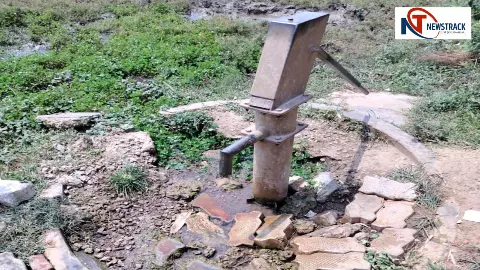 Villagers getting sick of dirty water of India Mark handpump