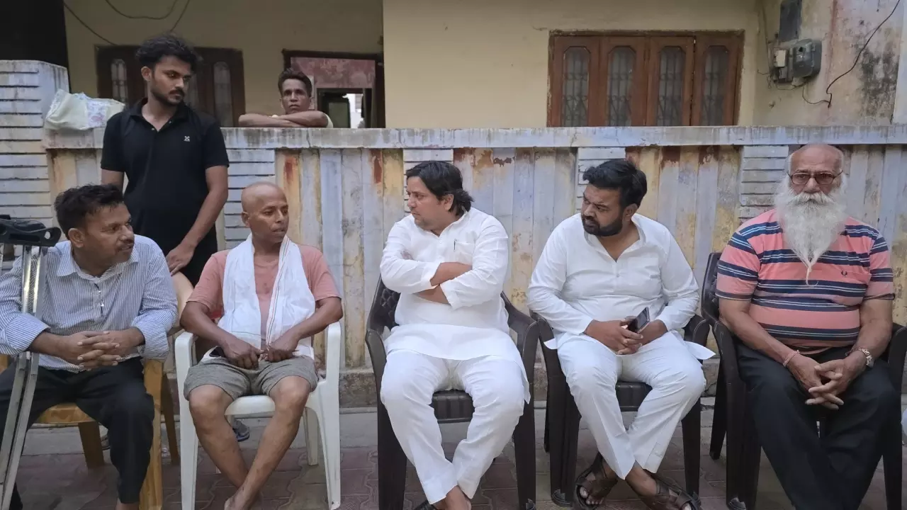 Meerut News: ज़मीन बचाते-बचाते जान गंवा बैठा किसान, MDA पर फूटा आप का गुस्सा — बेटियों ने कहा, “पापा का क्या कसूर था?”