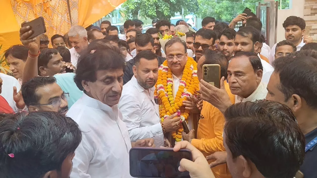 Meerut News: मेरठ पहुंचे डॉ. दिनेश शर्मा, बोले-मोदी सरकार है परिणामों की मशीन, अब भारत नहीं झुकता