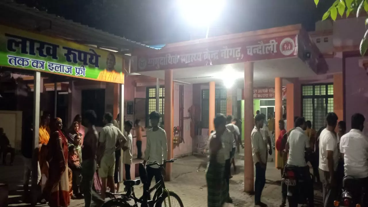 Chandauli News: नौगढ़ में देर रात बड़ा हादसा: नौगढ़-चकिया मार्ग पर पिकअप पलटी, चालक गंभीर