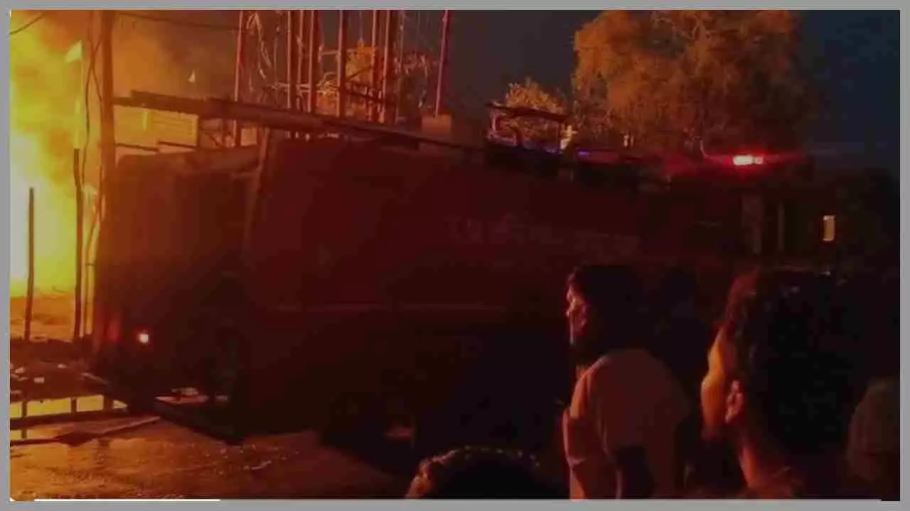 Banda News: लकड़ी के टाल पर आग से अफरातफरी, फायर ब्रिगेड को करनी पड़ी मशक्कत, लाखों का सामान स्वाहा