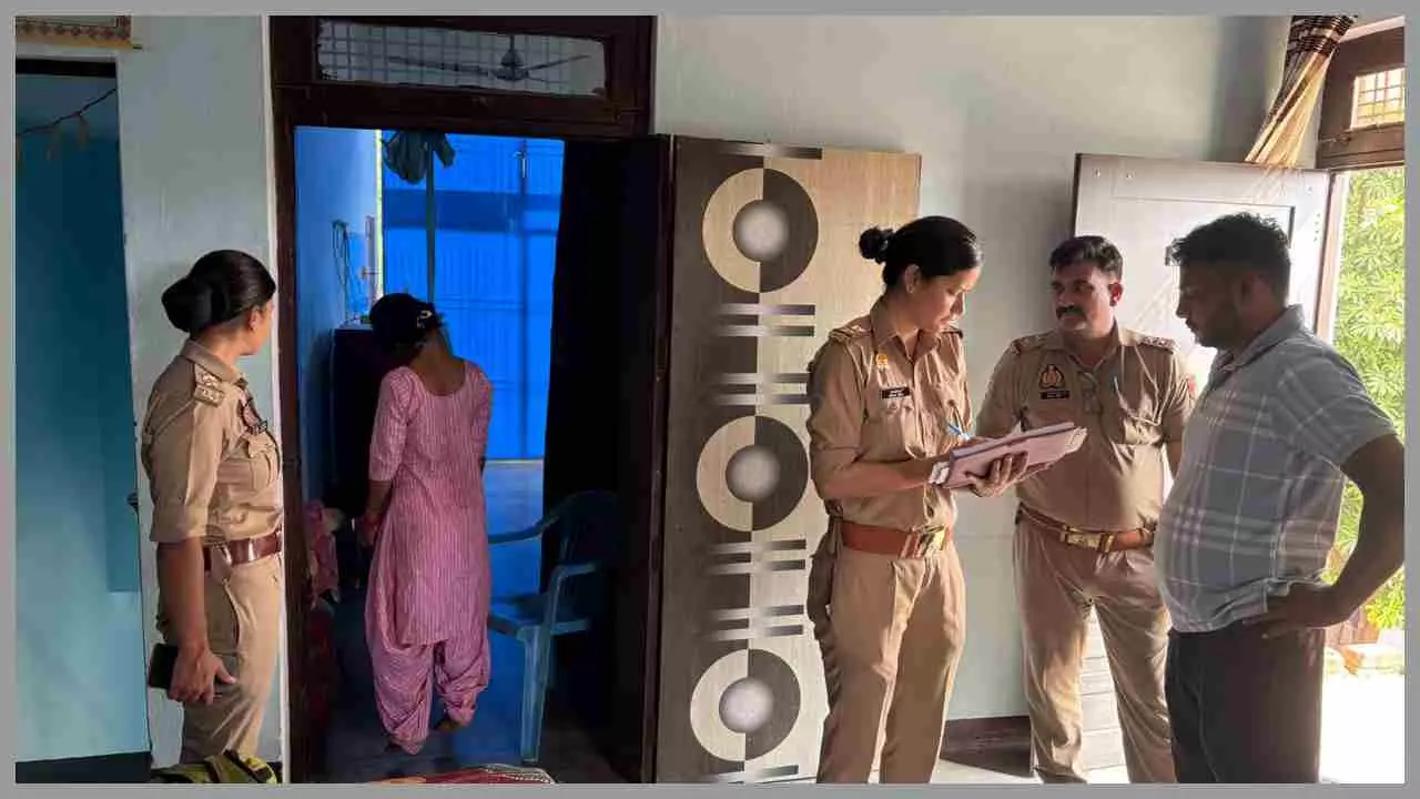 Hapur News: विवाहिता का संदिग्ध परिस्थिति में फांसी से लटका शव मिलने से सनसनी, पुलिस मामले की जाँच में जुटी