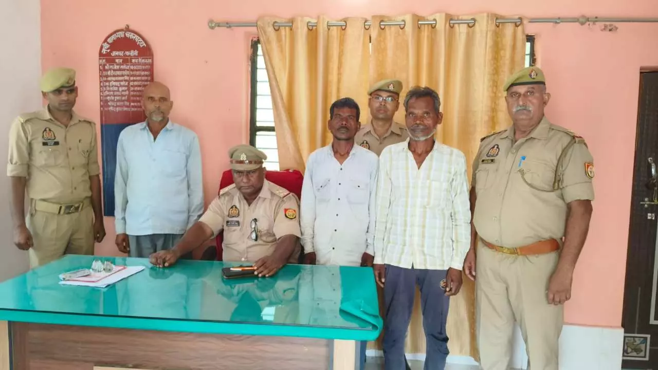 Chandauli News: पुलिस की बड़ी कार्रवाई: चकरघट्टा में 5 गोवंश बरामद, 3 शातिर तस्कर गिरफ्तार