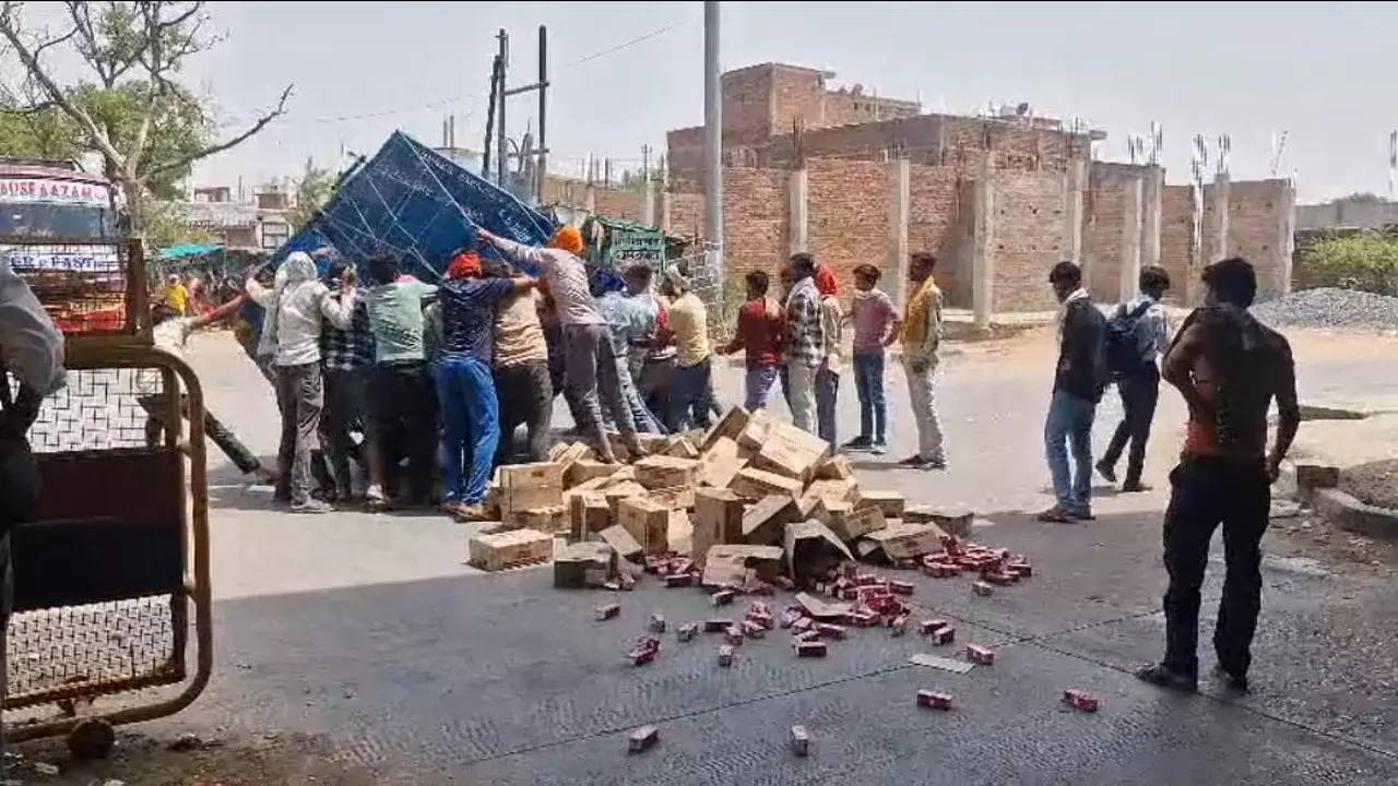 Jhansi News: देसी शराब से भरी लोडर में बस ने मारी टक्कर, शराब लूटने की मची होड़