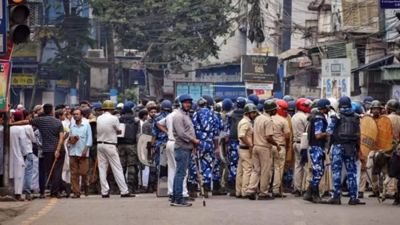 ईंट-पत्थर और जलता बंगाल! दुकान खोलने के विवाद ने रवींद्र नगर को बना दिया रणक्षेत्र, पुलिस पर हुए हमले