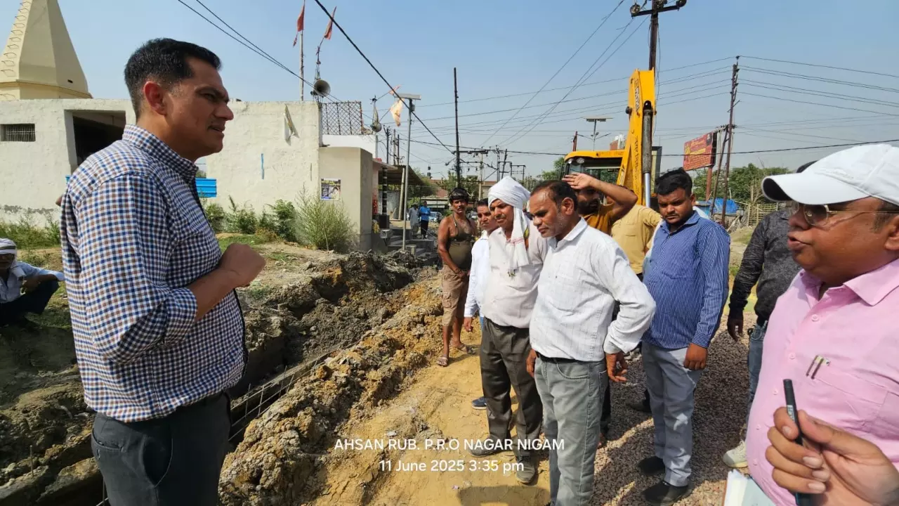 Aligarh News: घटिया निर्माण की शिकायत पर पहुंचे एलमपुर नगर आयुक्त ने लिया सख्त एक्शन, घटिया निर्माण पर ठेकेदार पर गिरी गाज