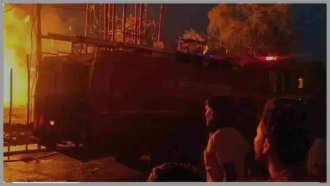 Banda News: लकड़ी के टाल पर आग से अफरातफरी, फायर ब्रिगेड को करनी पड़ी मशक्कत, लाखों का सामान स्वाहा
