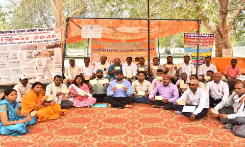 Lucknow Protest: लखनऊ के इको गार्डन में शिक्षामित्रों का विरोध-प्रदर्शन ! सीएम योगी को क्यों भेजा पोस्टकार्ड ! क्या हैं मांगे..