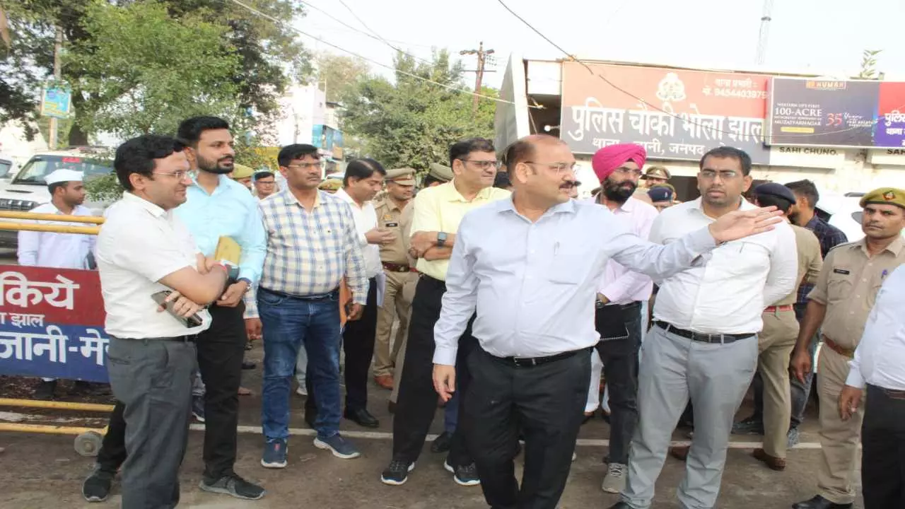 Meerut News: कांवड़ यात्रा को लेकर प्रशासनिक महायात्रा शुरू, डीएम-एसएसपी ने खुद संभाला मोर्चा, किया गंगनहर पटरी का पैदल निरीक्षण