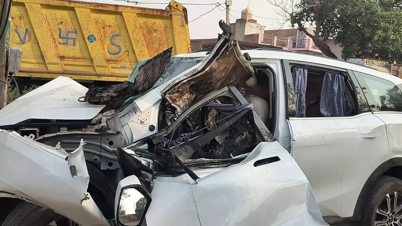 Jhansi News: मोंठ में भीषण सड़क हादसा: तेज रफ्तार कार डिवाइडर से टकराई, तीन की मौत, पांच गंभीर घायल