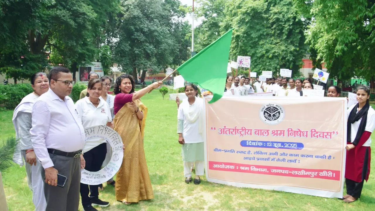 Lakhimpur Kheri News: खीरी में दोहरी पहल, मेधावियों का हुआ भव्य सम्मान, तो बाल श्रम के खिलाफ छिड़ी जंग Lakhimpur Kheri News: खीरी में दोहरी पहल, मेधावियों का हुआ भव्य सम्मान, तो बाल श्रम के खिलाफ छिड़ी जंग