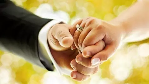 अपनी मर्जी से शादी क्यों है समाज के लिए खतरा? जानें कैसे मानेंगे पैरेंट्स