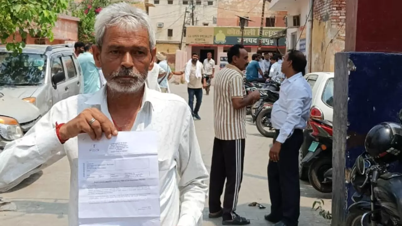 Hapur News:बस कंडेक्टर को आयकर विभाग ने भेजा सात करोड़ रुपये से अधिक के लेन-देन का नोटिस