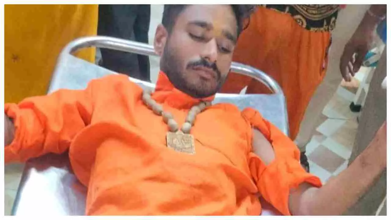 Hardoi News: एसपी का प्रशंसक हादसे में हुआ घायल तो दौड़ पड़े एसपी, अपने वाहन से भिजवाया लखनऊ