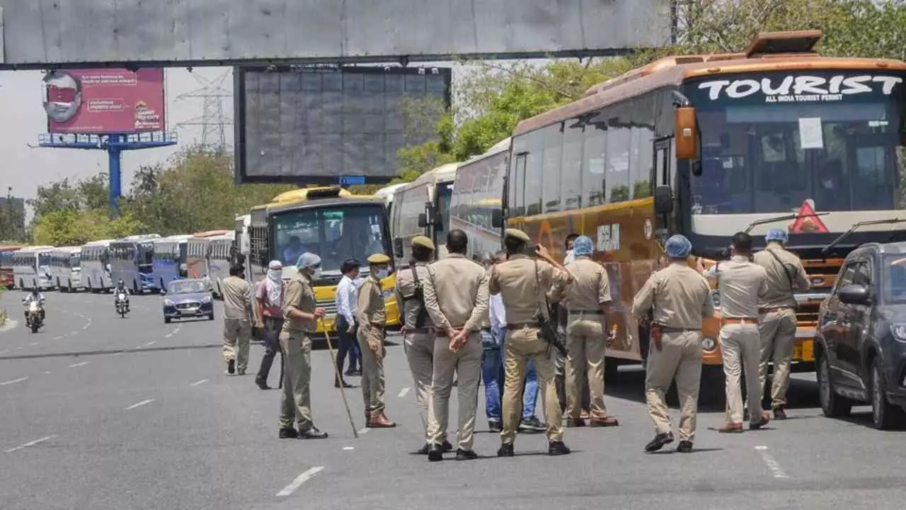 Kannauj news: डग्गामारी बसों के खिलाफ कन्नौज मे परिवहन विभाग की बड़ी कार्यवाही, दो बसों को कोतवाली ले जाकर किया सीज