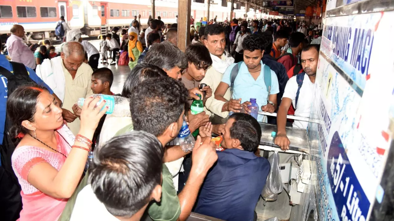 Lucknow News: न पीने को पानी… न वेटिंग रूम, भीषण गर्मी में चारबाग रेलवे स्टेशन पर बदहाली से परेशान यात्री, बोले- किससे करें शिकायत