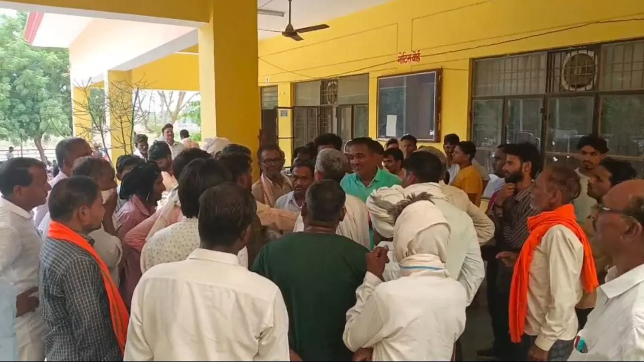 Unnao News: उन्नाव में दबंगों का कहर, किसानों का फूटा गुस्सा- तहसील का किया घेराव, एसडीएम ने दिया न्याय का भरोसा