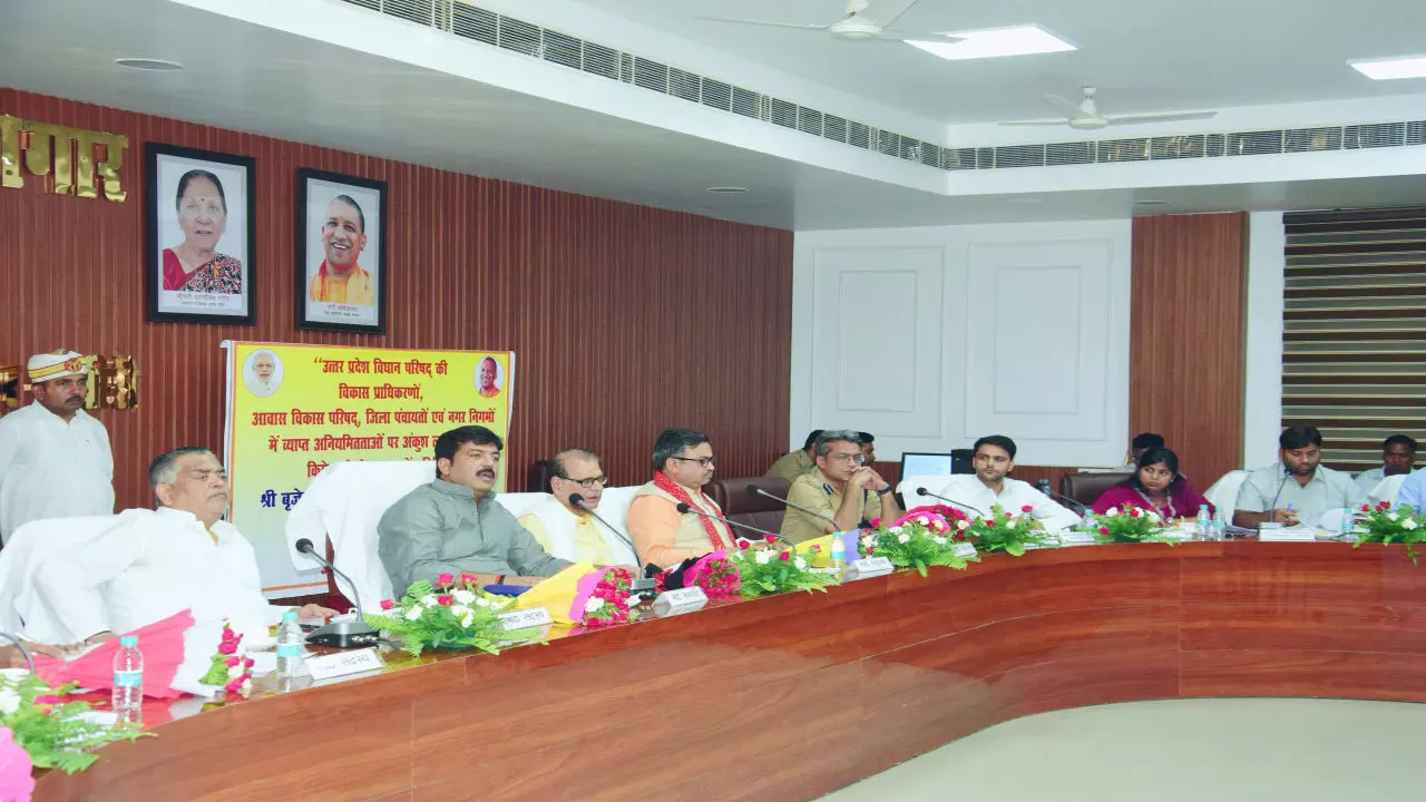 Lakhimpur kheri News: विधान परिषद समिति के सभापति बृजेश कुमार सिंह प्रिन्सू की अध्यक्षता में समीक्षा बैठक आयोजित