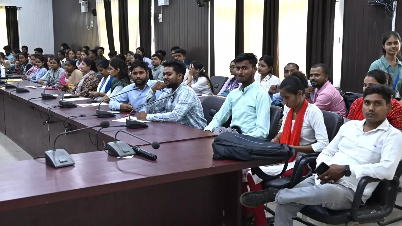 Jaunpur News:  रोजगार मेले के दूसरे दिन पूर्वांचल विश्वविद्यालय में उमड़ी प्रतिभाओं की भीड़,  300 से अधिक छात्रों ने दिखाया कौशल