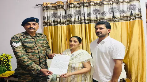 Meerut News: तोलोलिंग पर तिरंगा फहराने वाले शहीद की वीरांगना को किया गया सम्मानित