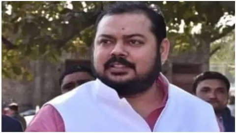 Lucknow News: आर्म्स एक्ट के मामले में लखनऊ कोर्ट में सरेंडर करने पहुंचा गोरखपुर का टॉप माफिया सुधीर सिंह, यूपी STF भी कर रही थी तलाश Lucknow News: आर्म्स एक्ट के मामले में लखनऊ कोर्ट में सरेंडर करने पहुंचा गोरखपुर का टॉप माफिया सुधीर सिंह, यूपी STF भी कर रही थी तलाश