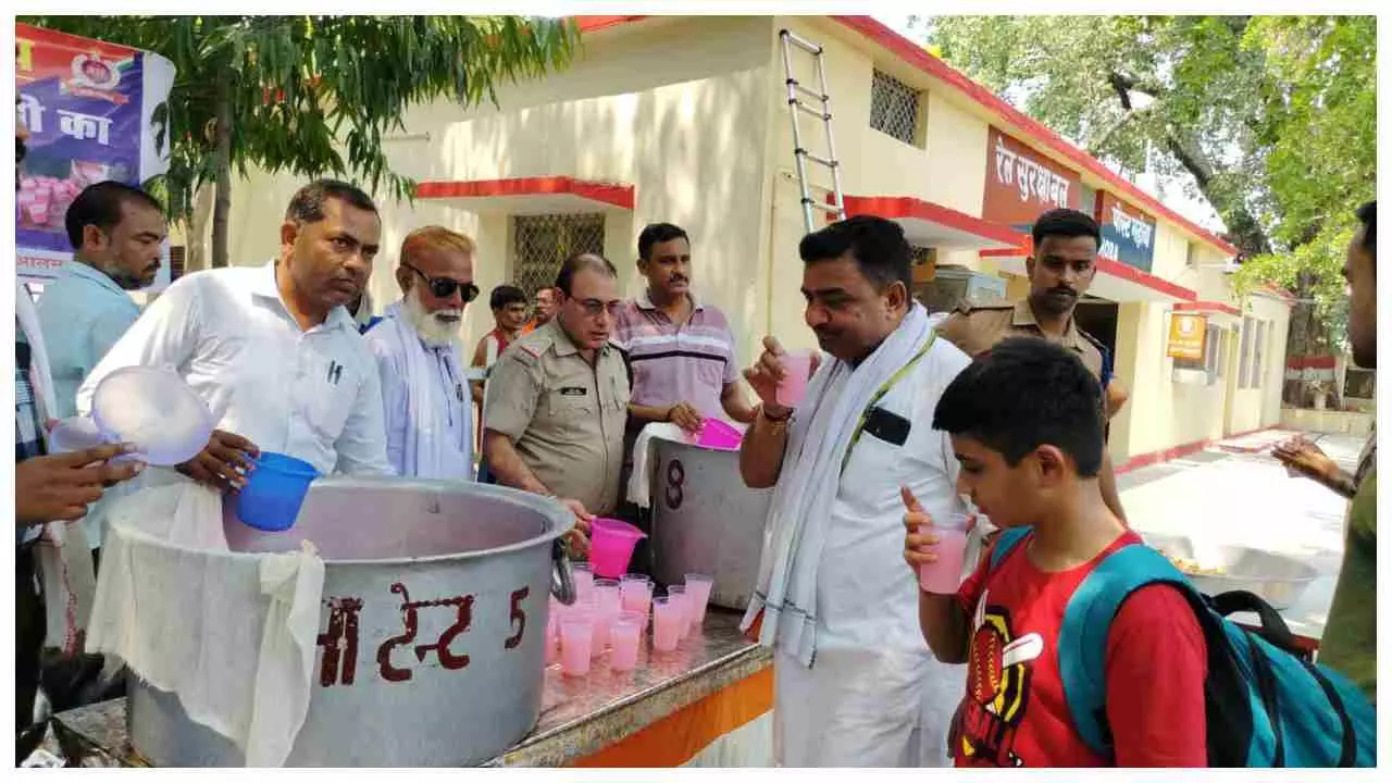 Mahoba News:  भीषण गर्मी में आरपीएफ का मानवता भरा कदम, यात्रियों को पिलाया ठंडा पानी और शरबत
