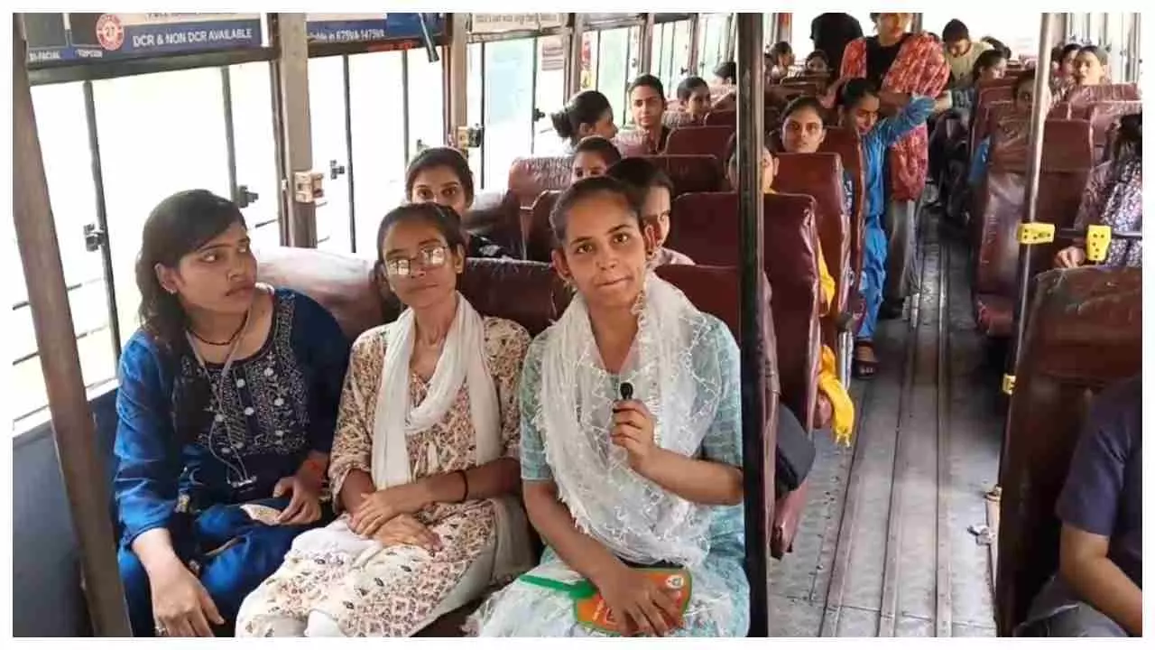 Jhansi News: नियुक्ति पत्र लेने के लिए झांसी से लखनऊ के लिए रवाना हुए कांस्टेबल अभ्यर्थी