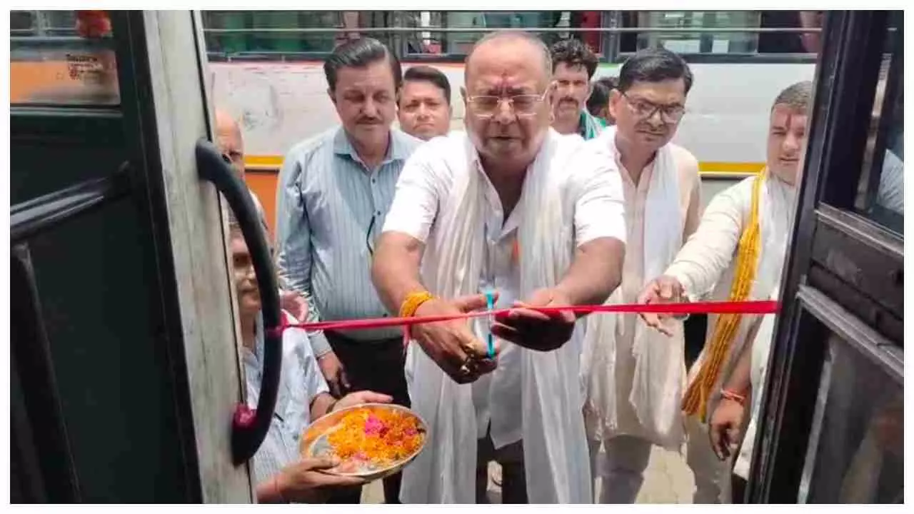 Mahoba News: महोबा डिपो को नई बस और महिला सशक्तिकरण की सौगात, सदर विधायक ने दिखाई हरी झंडी