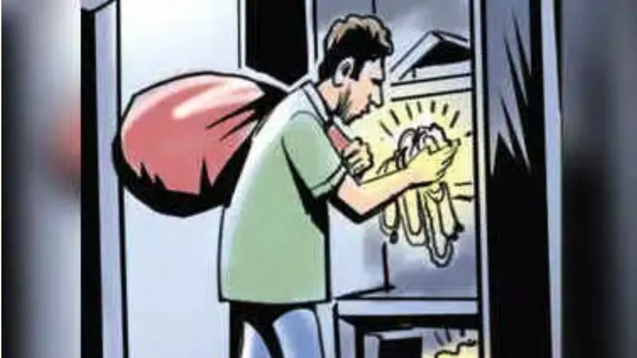 Jaunpur News: रिटायर्ड स्टेशन अधीक्षक के घर से 40 लाख के जेवरात व 4 लाख नकदी चोरी