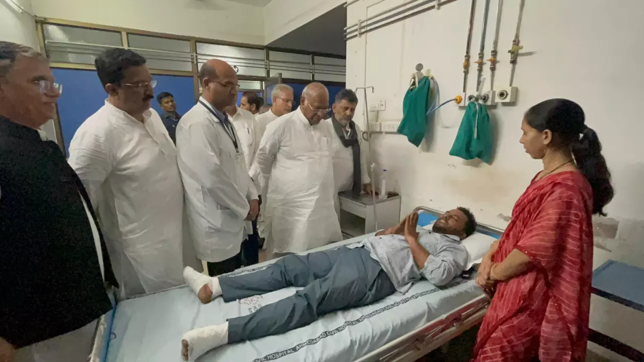 Ahmedabad Plane Crash पर कांग्रेस अध्यक्ष खरगे ने केंद्र से की जवाबदेही की मांग, पीड़ितों के लिए की मुआवजे की डिमांड